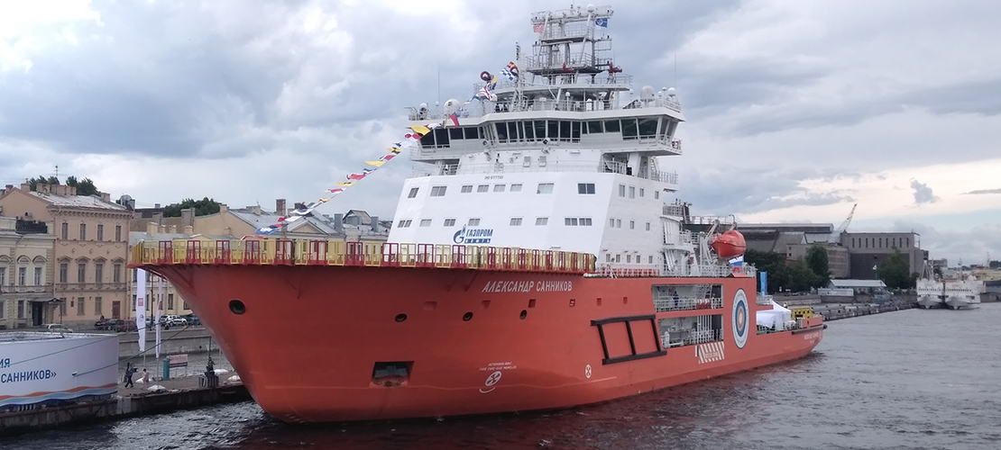 Ледокольное судно обеспечения "Александр Санников" церемония поднятия флага